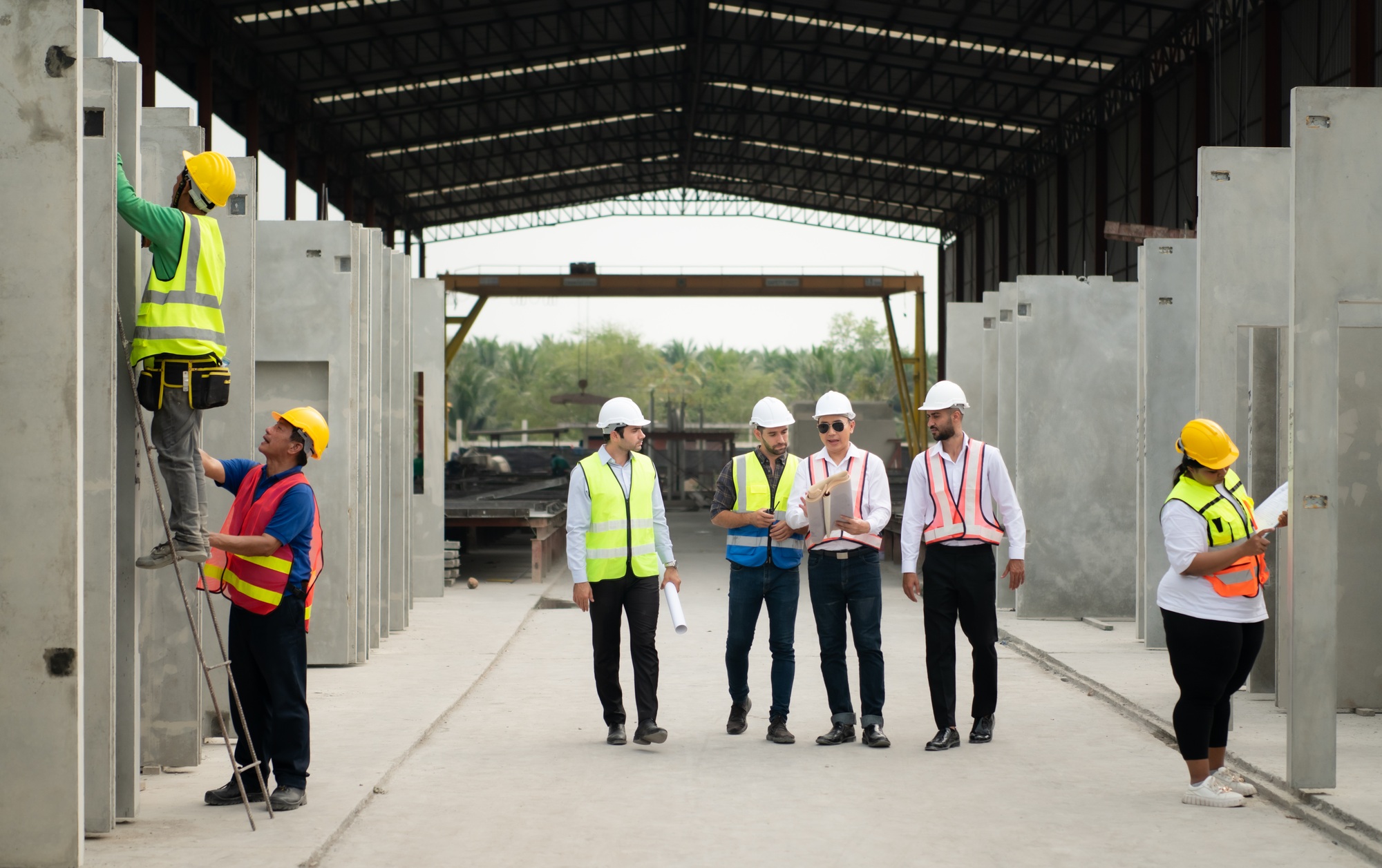 Architects a visit to the construction site.